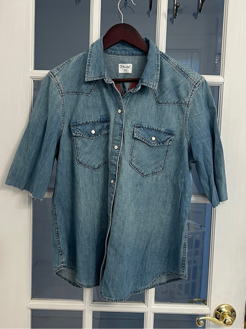 Women’s Upcycled Chambray Cut Off Sleeve Button Down Patch Detail Shirt Size XL
